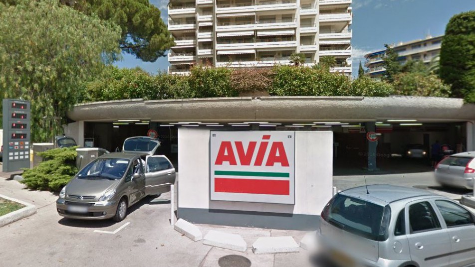 Cannes City Life - Station Avia le Cannet
